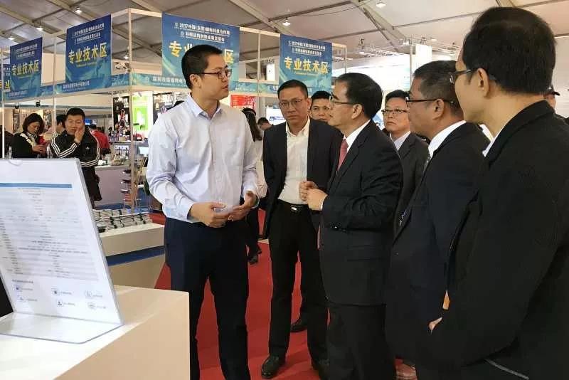 众帮总经理向现任东莞市委书记梁维东同志介绍众帮新能源的经营管理情况.jpg