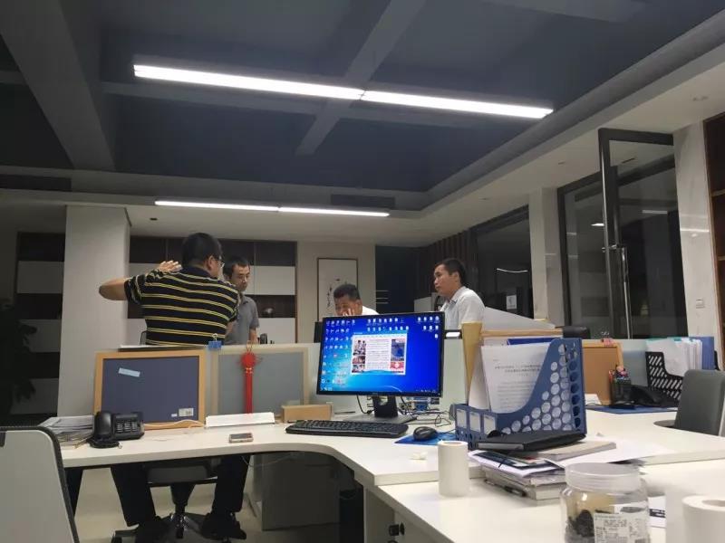 尽管已经晚上十点，众帮的同事们还在热烈讨论工作.jpg
