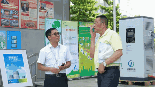 工作人员耐心讲解.gif